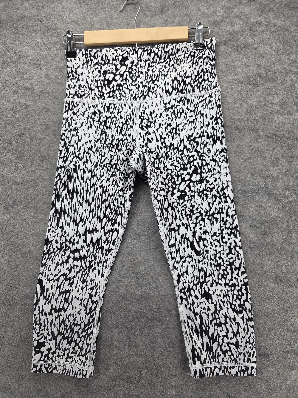 Athleta Elation Capri Leggings Womens Small Black Animal Print High Rise Yoga